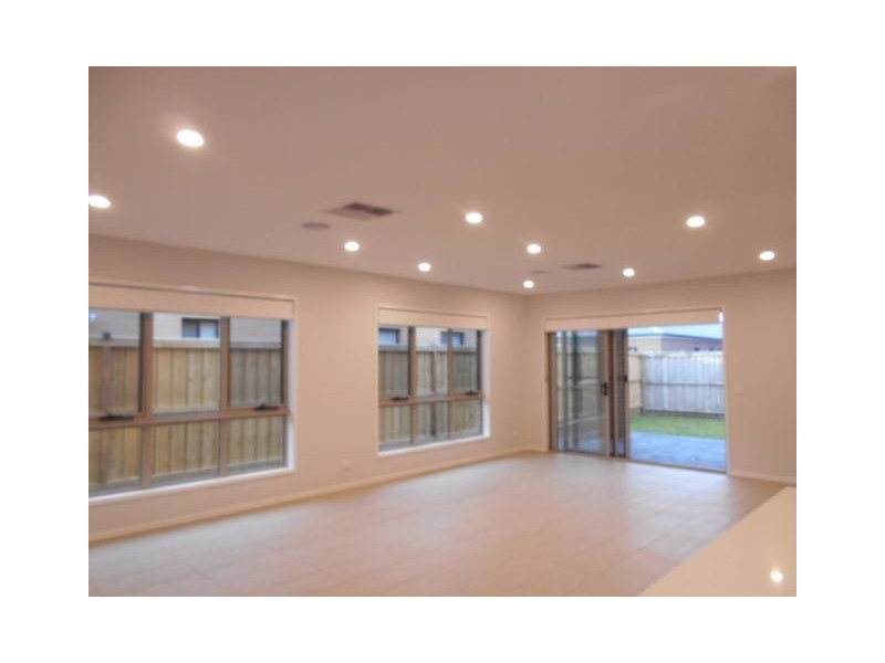 17 Riverstone Boulevard, Clyde North VIC 3978