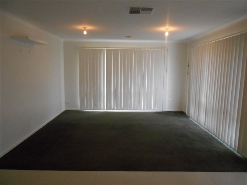 2 Greenfield Court, Cranbourne North VIC 3977