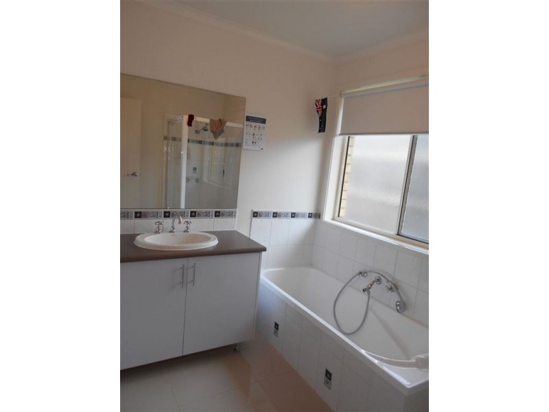 2 Greenfield Court, Cranbourne North VIC 3977