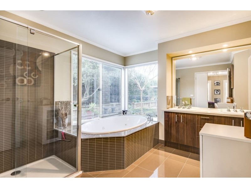 122 Robinswood Parade, Narre Warren South VIC 3805