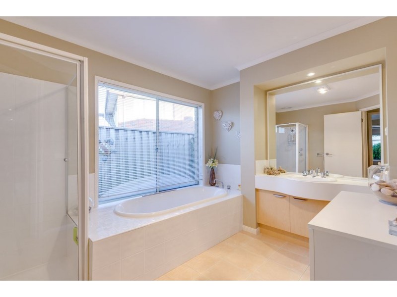 122 Robinswood Parade, Narre Warren South VIC 3805