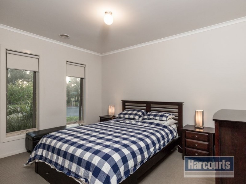 76 Sussex Ave, Cranbourne North VIC 3977