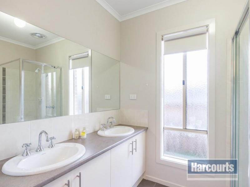 76 Sussex Ave, Cranbourne North VIC 3977