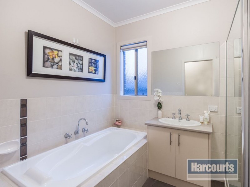 76 Sussex Ave, Cranbourne North VIC 3977