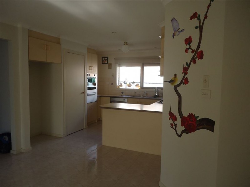 82 Courtenay Avenue, Cranbourne North VIC 3977