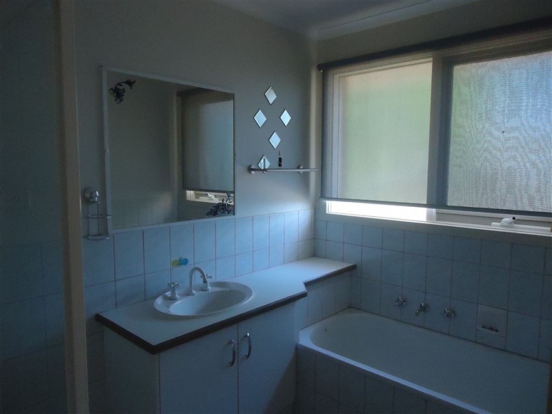 82 Courtenay Avenue, Cranbourne North VIC 3977