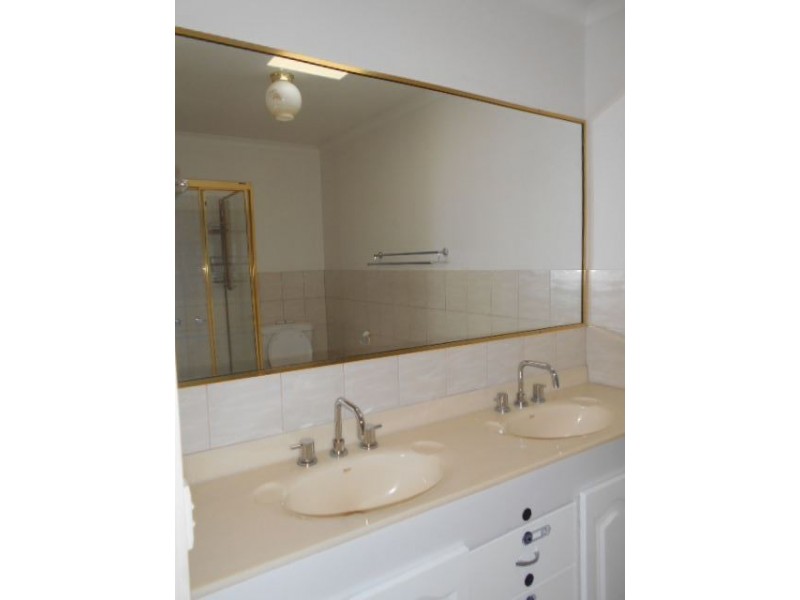 2/38 Blackwood Drive, Narre Warren VIC 3805