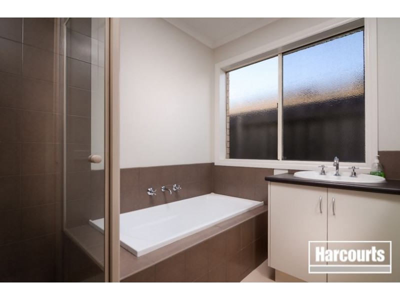 21 Calais Circuit, Cranbourne West VIC 3977