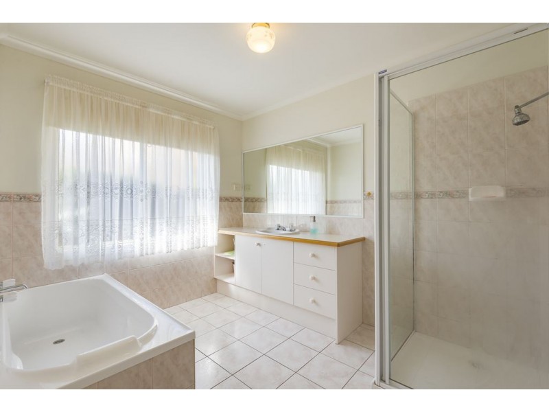 35 Kippenross Drive, Narre Warren South VIC 3805
