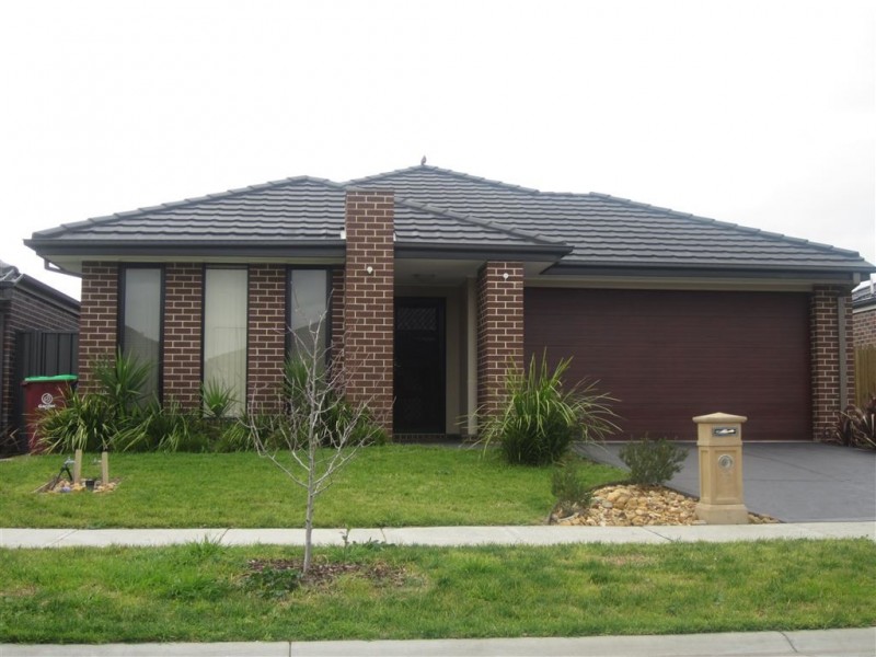 12 Peregrine Street, Cranbourne North VIC 3977