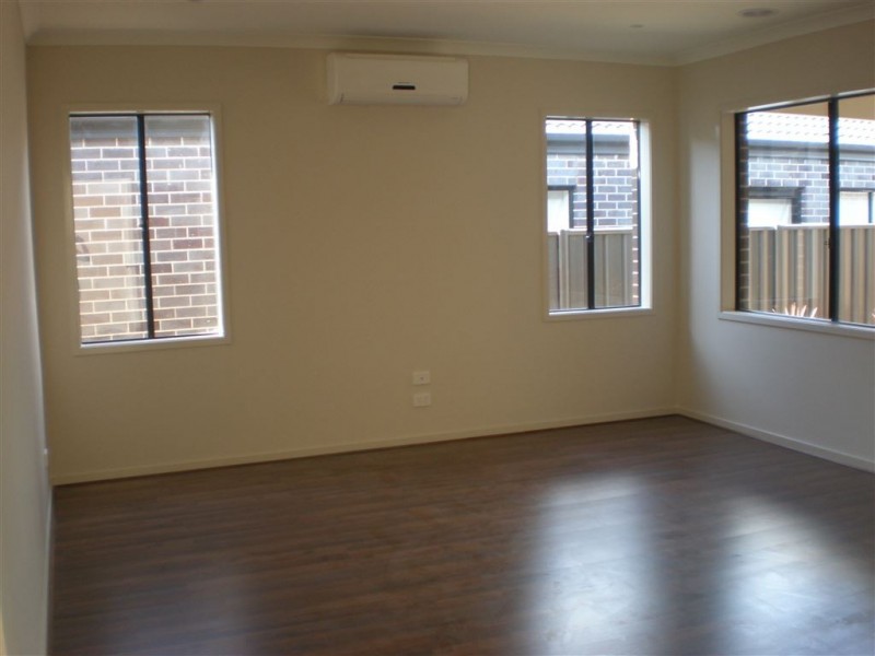 12 Peregrine Street, Cranbourne North VIC 3977