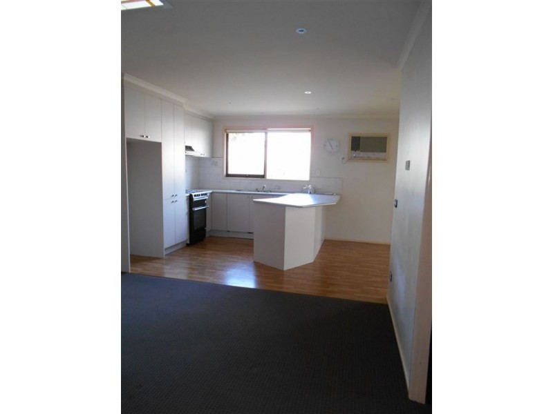 8 Denham Crescent, Cranbourne VIC 3977