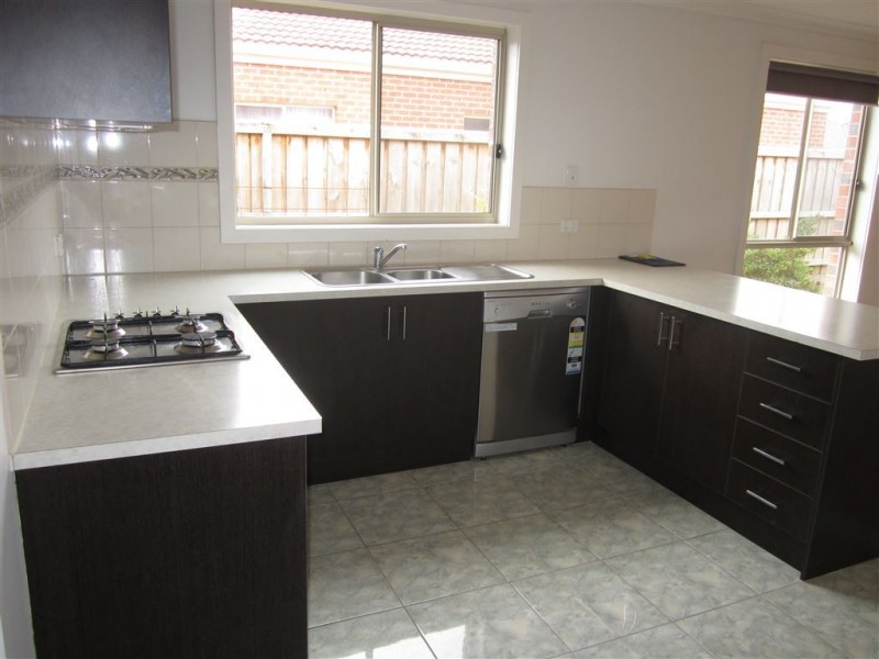 16 Snowdonia Road, Cranbourne North VIC 3977