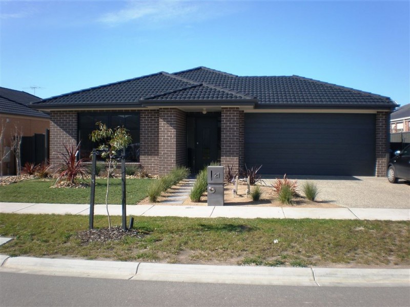 21 Perry Circuit, Cranbourne North VIC 3977
