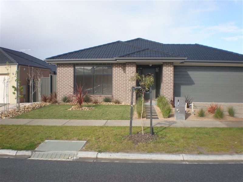21 Perry Circuit, Cranbourne North VIC 3977