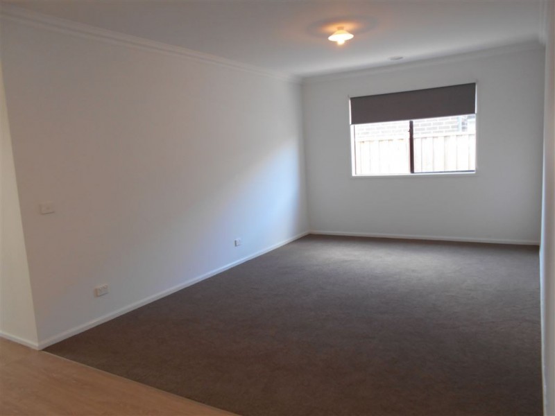 42 Riverstone Boulevard, Clyde North VIC 3978