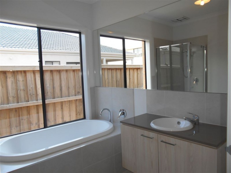 42 Riverstone Boulevard, Clyde North VIC 3978