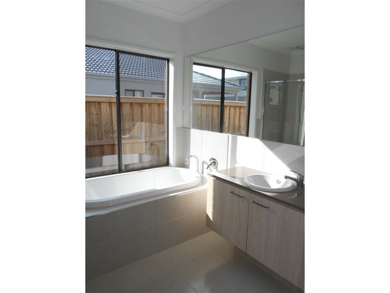 42 Riverstone Boulevard, Clyde North VIC 3978