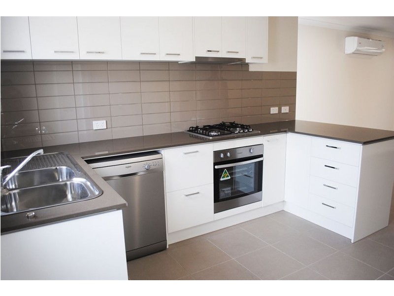 28/17 Golden Elm Way, Lyndhurst VIC 3975