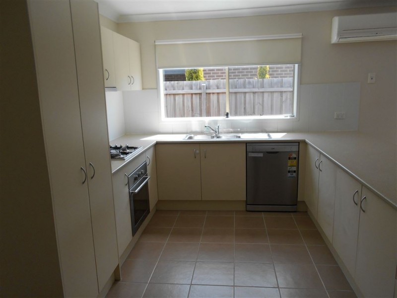 6 Kingsbarn Court, Cranbourne VIC 3977