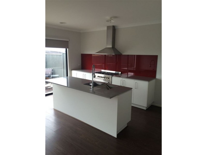 33 Artfield Street, Cranbourne East VIC 3977