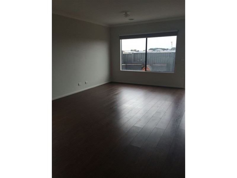 33 Artfield Street, Cranbourne East VIC 3977