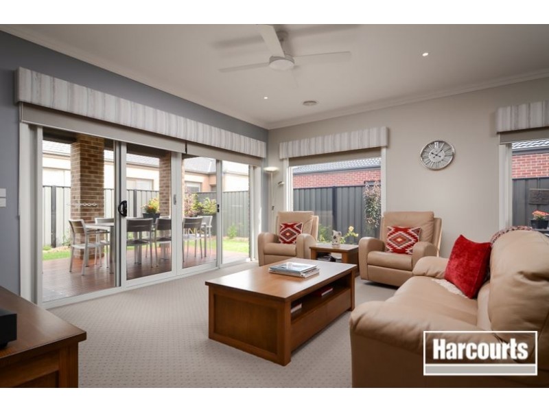 63 Wheelers Park Drive, Cranbourne North VIC 3977