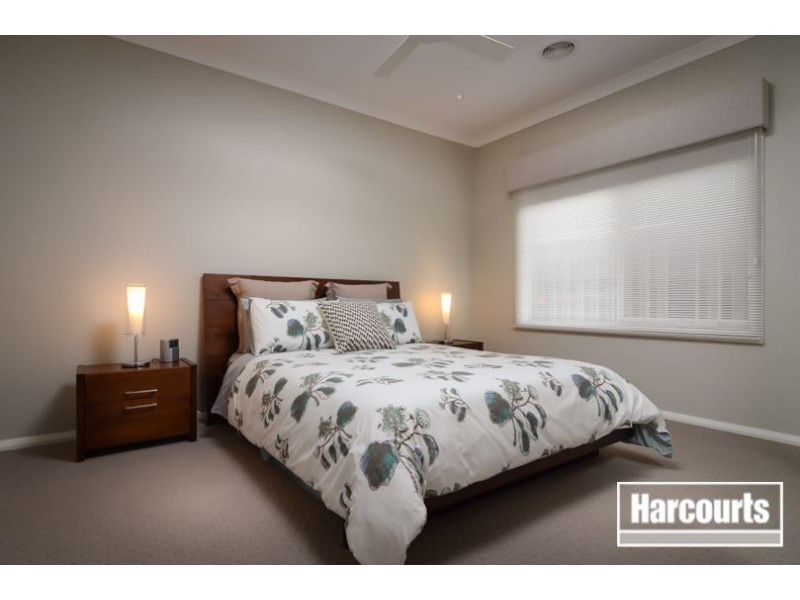 63 Wheelers Park Drive, Cranbourne North VIC 3977