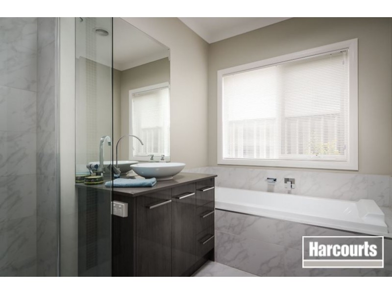 63 Wheelers Park Drive, Cranbourne North VIC 3977