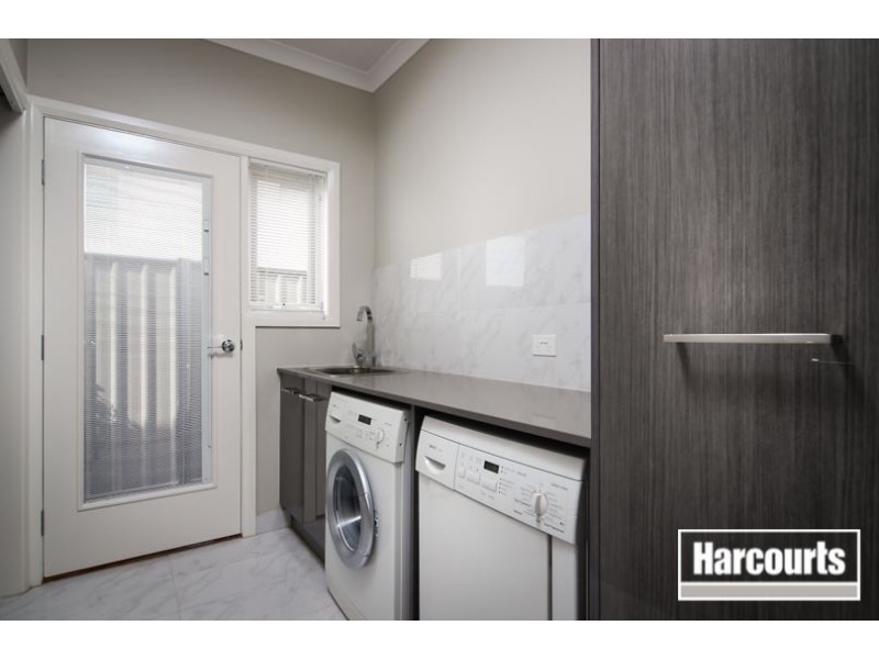 63 Wheelers Park Drive, Cranbourne North VIC 3977