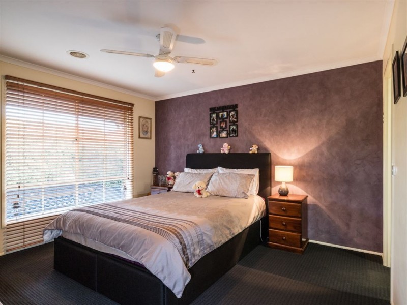 33 Cromford Cres, Narre Warren South VIC 3805