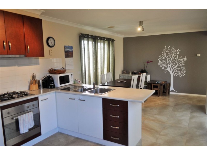 1 Calais Circuit, Cranbourne West VIC 3977