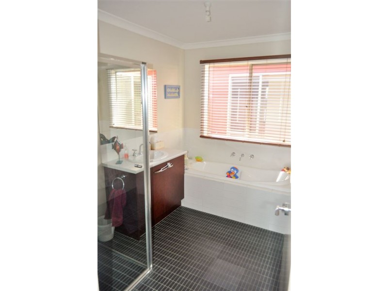 1 Calais Circuit, Cranbourne West VIC 3977