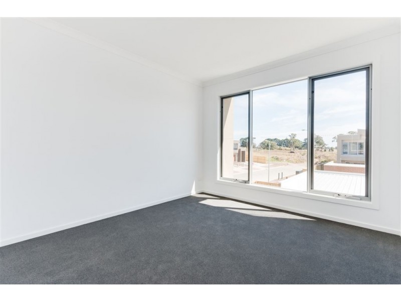 1 Nanea Path, Cranbourne VIC 3977