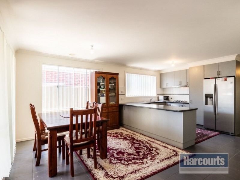 6 Cob Terrace, Clyde North VIC 3978