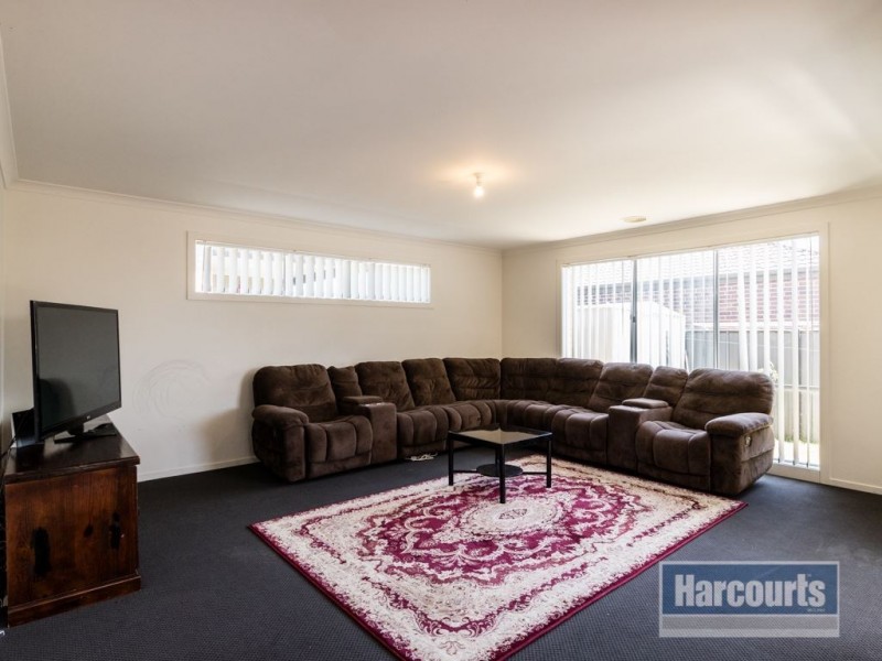 6 Cob Terrace, Clyde North VIC 3978