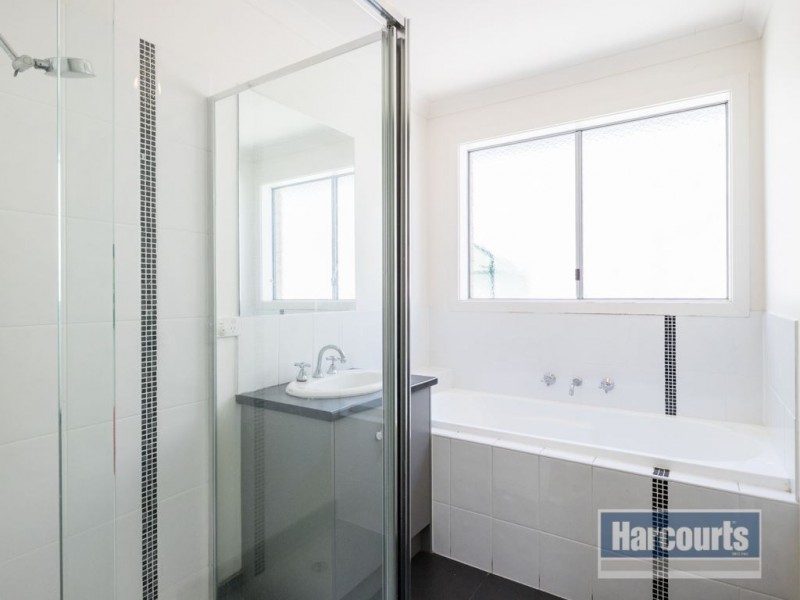 6 Cob Terrace, Clyde North VIC 3978