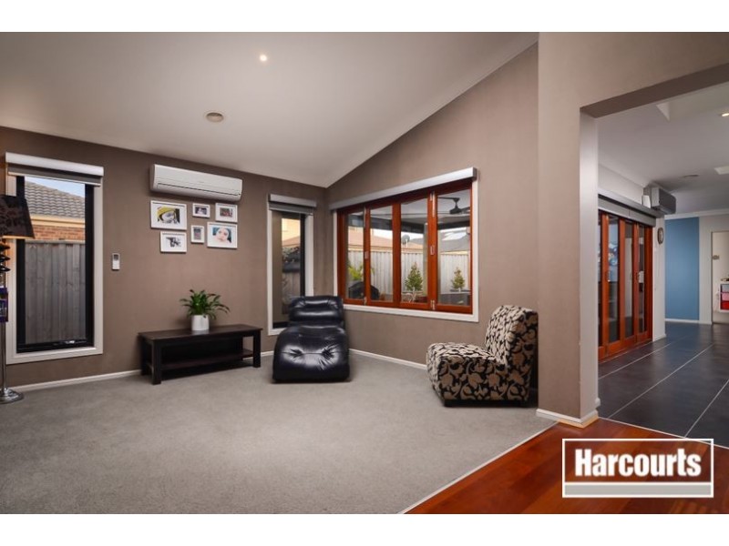 8 Bronson Circuit, Cranbourne North VIC 3977