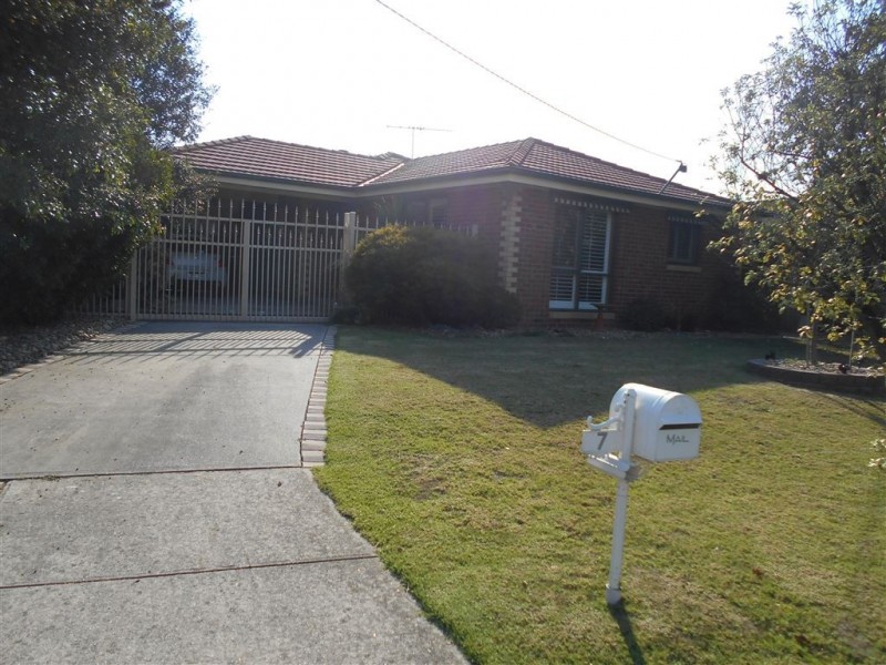 7 Plaistow Court, Cranbourne North VIC 3977