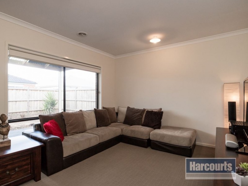 49 Linden Tree Way, Cranbourne North VIC 3977