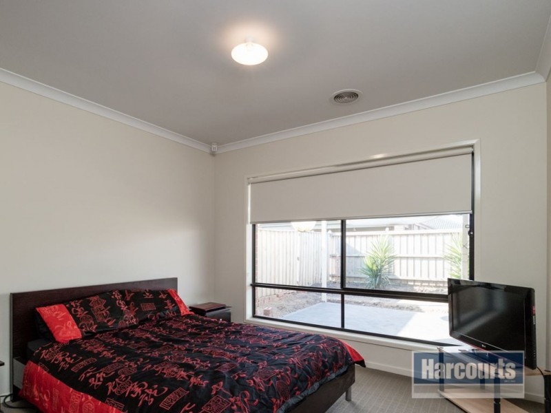 49 Linden Tree Way, Cranbourne North VIC 3977