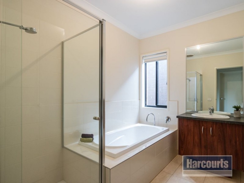 49 Linden Tree Way, Cranbourne North VIC 3977