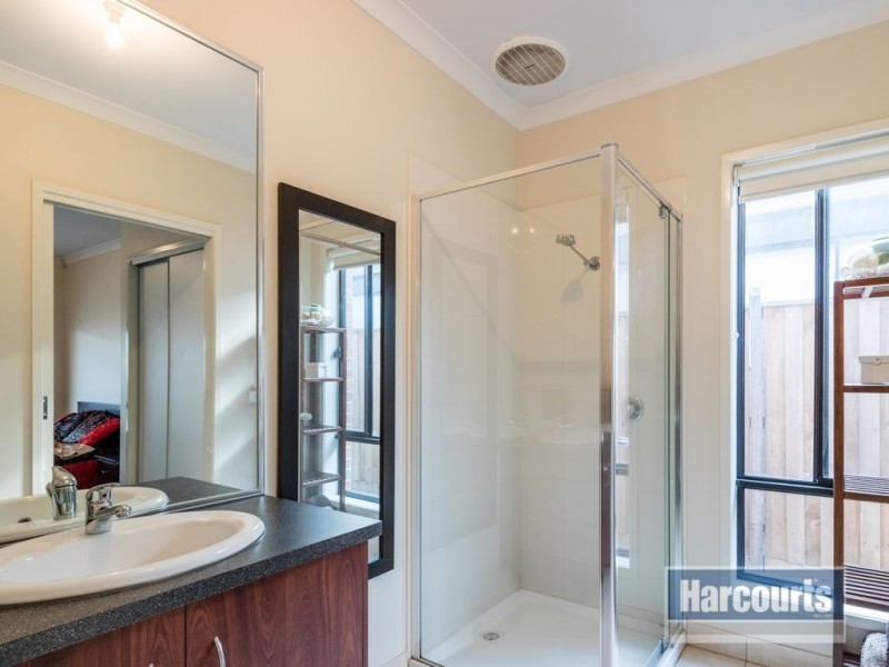49 Linden Tree Way, Cranbourne North VIC 3977