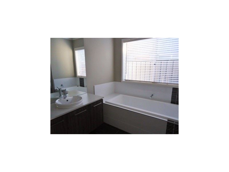 33 Ventasso Street, Clyde North VIC 3978