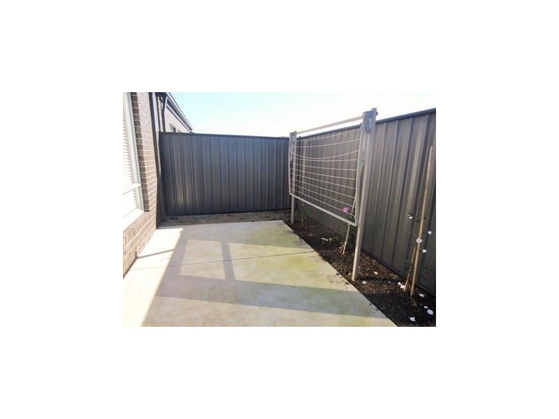 33 Ventasso Street, Clyde North VIC 3978