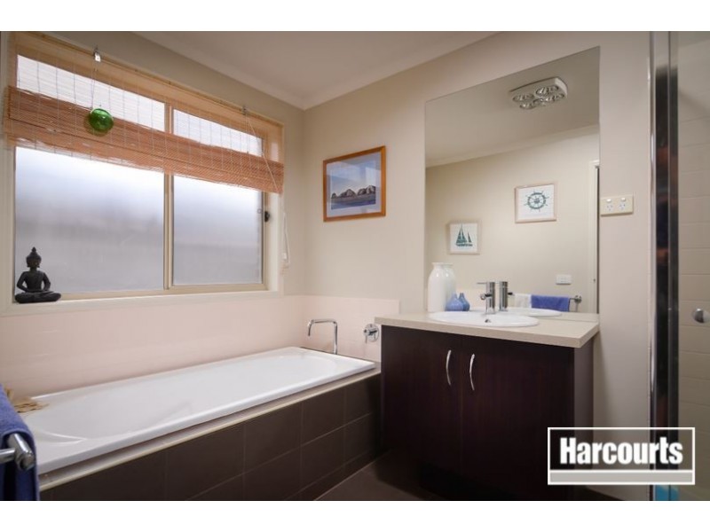 8 Tournament Place, Cranbourne North VIC 3977