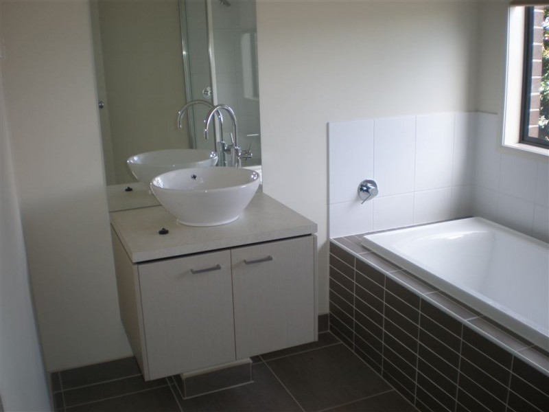 2 Torney Street, Cranbourne East VIC 3977