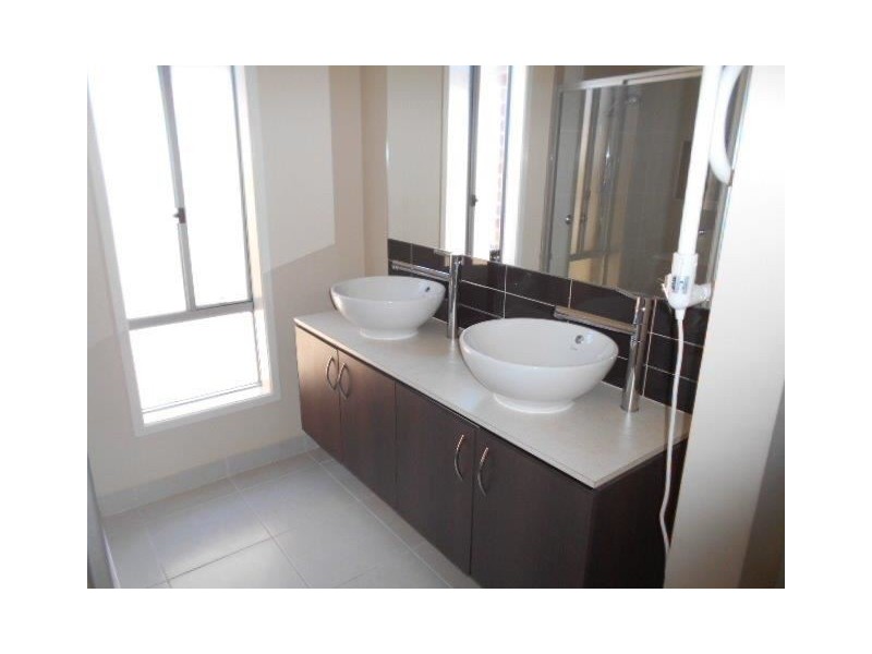 20 Blackledge Drive, Cranbourne East VIC 3977