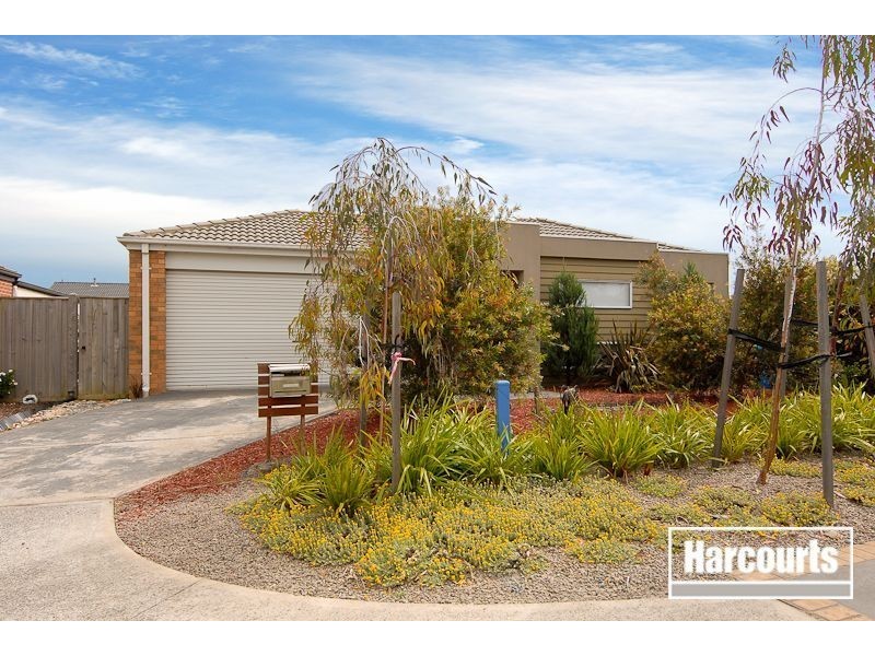 15 Dunferline Cres, Cranbourne VIC 3977