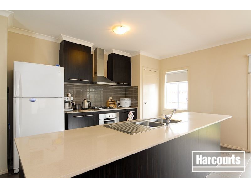 15 Dunferline Cres, Cranbourne VIC 3977
